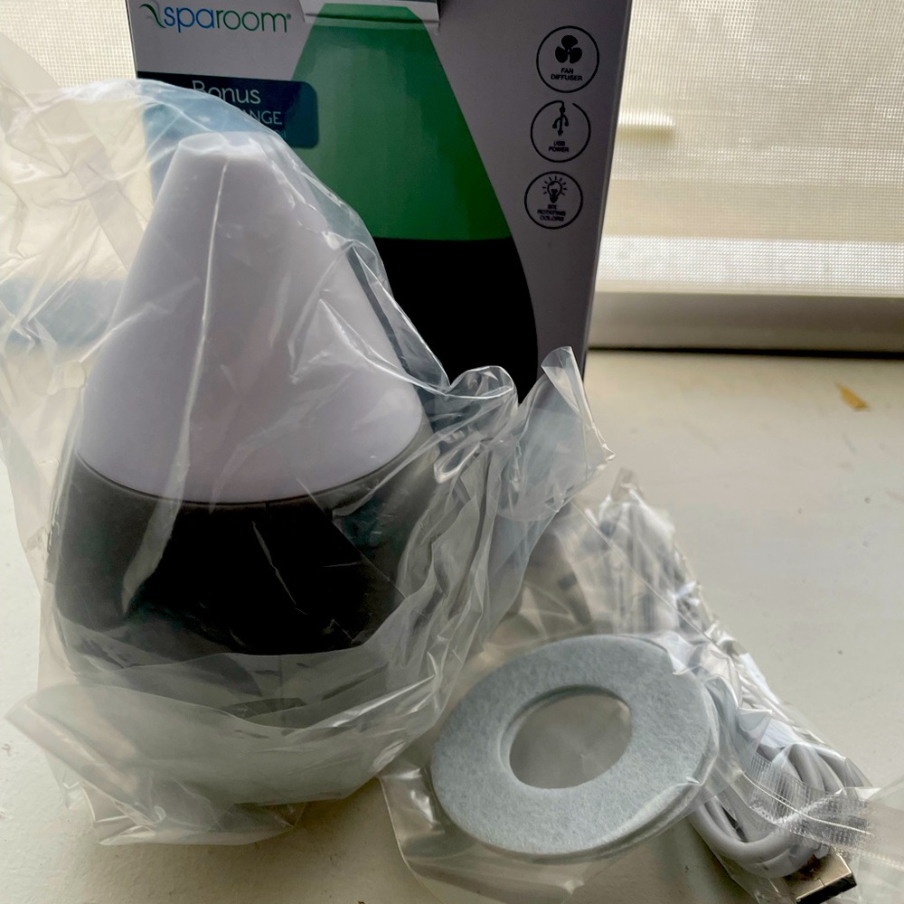 Sparoom Essential Oil Mini Fan Diffuser w/ Light Mode, USB Cord & 2 Refill Pads.